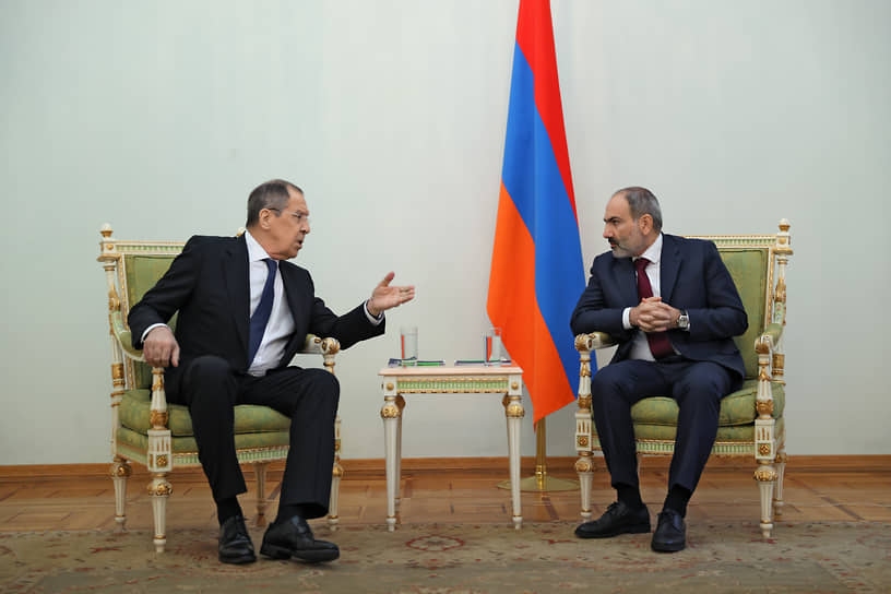 Премьер-министр Армении Никол Пашинян (справа) и министр иностранных дел России Сергей Лавров