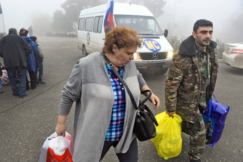 Армянские беженцы возвращаются в свои дома в Степанакерте, оставленные на время войны