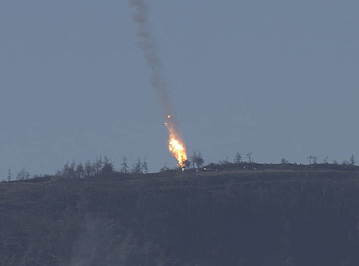 Пешков и Позынич стали первыми официально признанными погибшими в Сирии российскими военными &lt;br>
На фото: падение сбитого Су-24