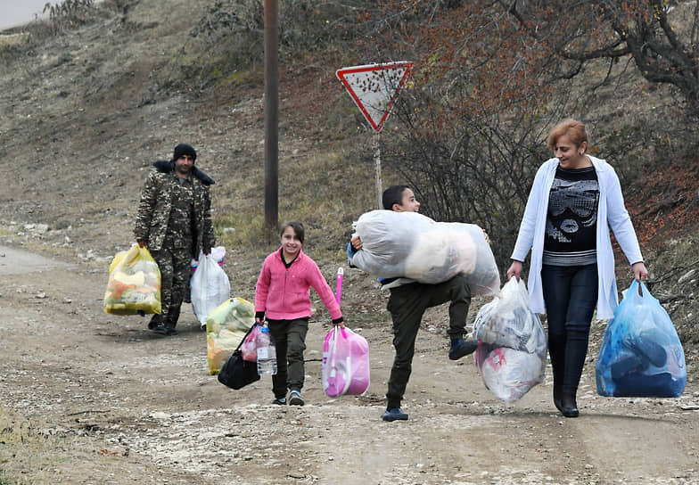 Армянские беженцы возвращаются в свои дома в Степанакерте, оставленные на время войны