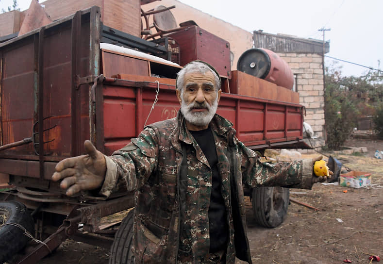 Беженцы-армяне массово уезжают из сел и деревень, нередко сжигая свои дома