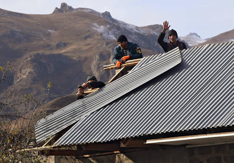Жители Кельбаджарского района, оставляя свои дома, разбирают крыши