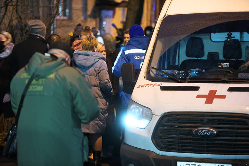 Автомобиль скорой медицинской помощи у дома на Пролетарской улице Колпино, где мужчина взял детей в заложники