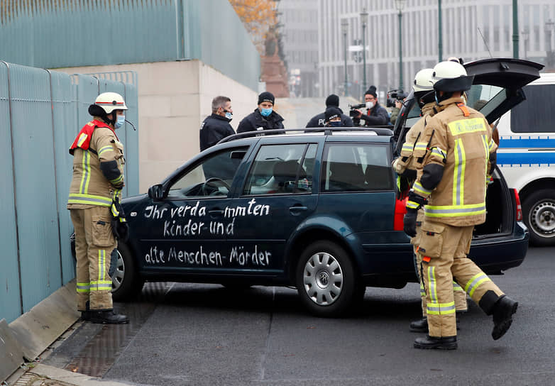 Берлин, Германия. Машина, врезавшаяся в ворота ведомства федерального канцлера ФРГ