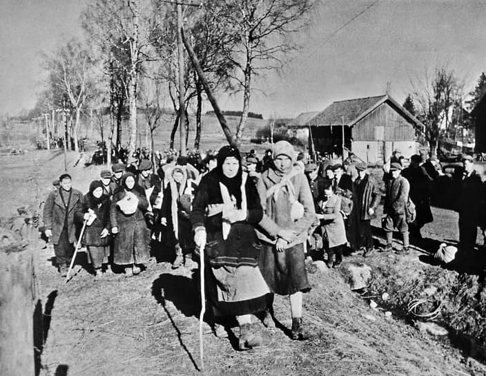 «К 15 мая 1946 г. возвращено в СССР 5 308 443 чел.» (на фото — советские люди, угнанные в Восточную Пруссию, на пути домой. 1945 год)
