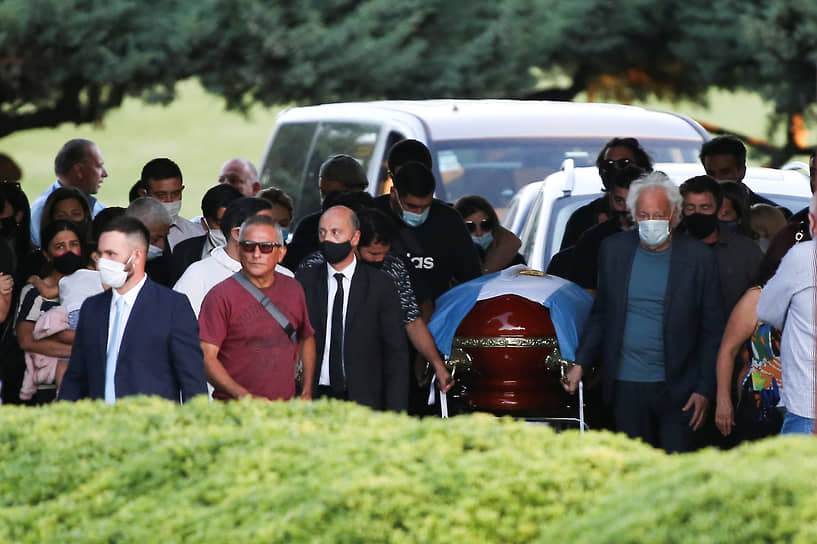Футболиста похоронили на кладбище в Белла-Висте в 35 километрах от Буэнос-Айреса, где покоятся его родители. Церемония прошла в закрытом формате, на кладбище присутствовали 25 родственников Диего Марадоны