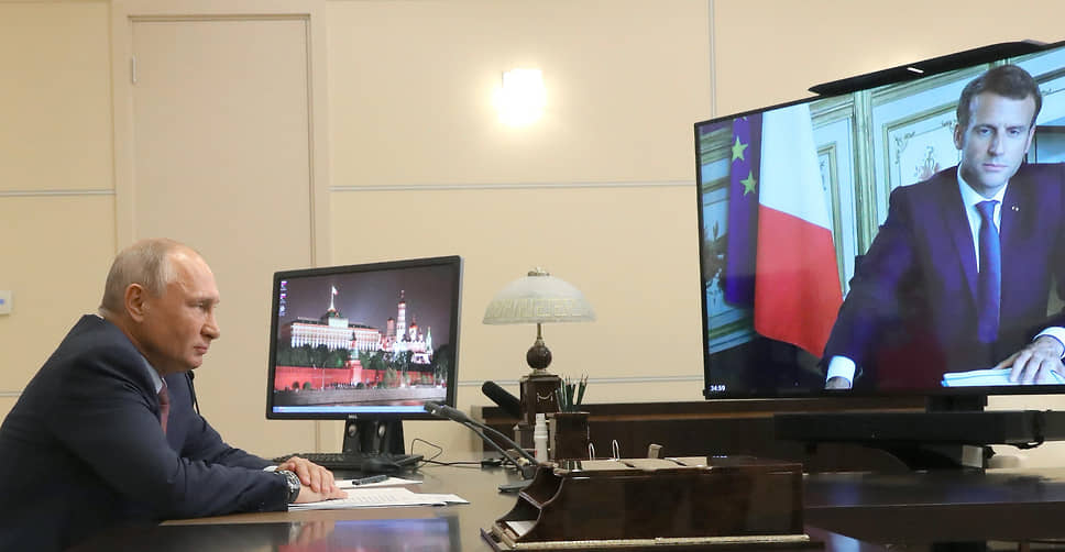Президент России Владимир Путин (слева) во время переговоров в режиме видеоконференции с президентом Франции Эмманюэлем Макроном