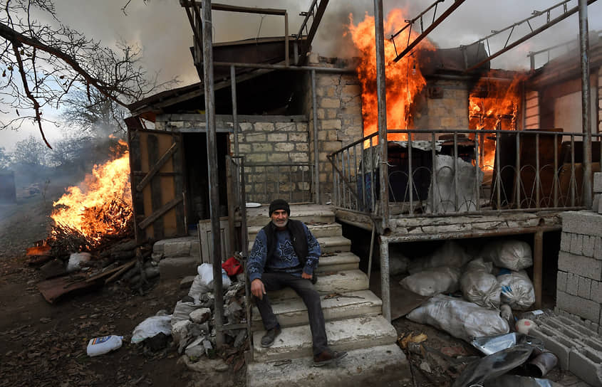Местный житель Арек сидит на ступеньках горящего дома. В ситуации с Карабахом он винит не азербайджанцев, а тех, кто «заставляет воевать»