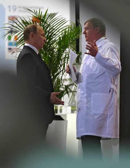 Президент России Владимир Путин (слева) и экс-руководитель АО «Роснано» Анатолий Чубайс 