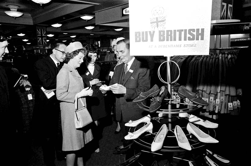 Жена премьер-министра Великобритании Мэри Уилсон в универмаге Debenhams с президентом компании Debenhams Ltd Джоном Бедфордом в 1968 году. Она покупала туфли из белой кожи с шелковым бантом 