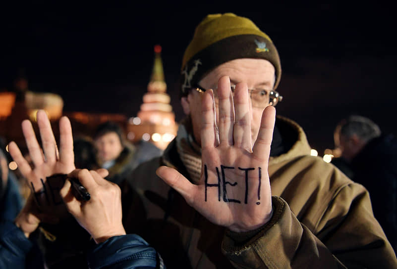 Участник одиночного пикета в центре Москвы против поправок к Конституции