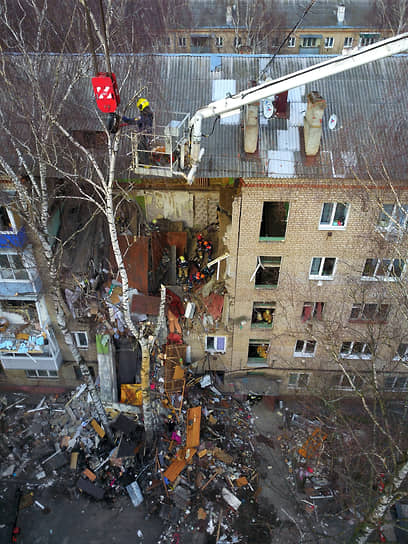 Сотрудники МЧС на месте взрыва бытового газа в пятиэтажном жилом доме в подмосковном городе Орехово-Зуево