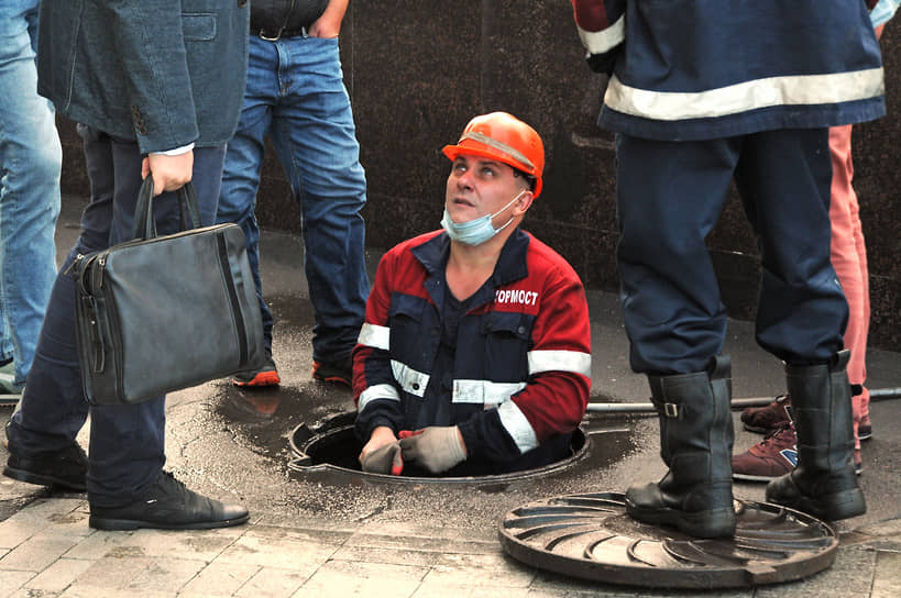 Коммунальщики во время ликвидации последствий ливня в Москве 