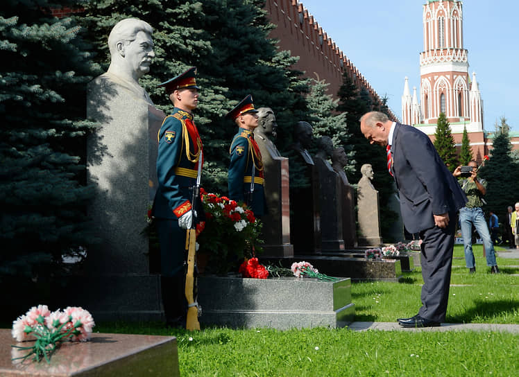 Лидер КПРФ Геннадий Зюганов (справа) во время возложения цветов к месту захоронения Иосифа Сталина у Кремлевской стены в связи с 75-летием победы над Японией