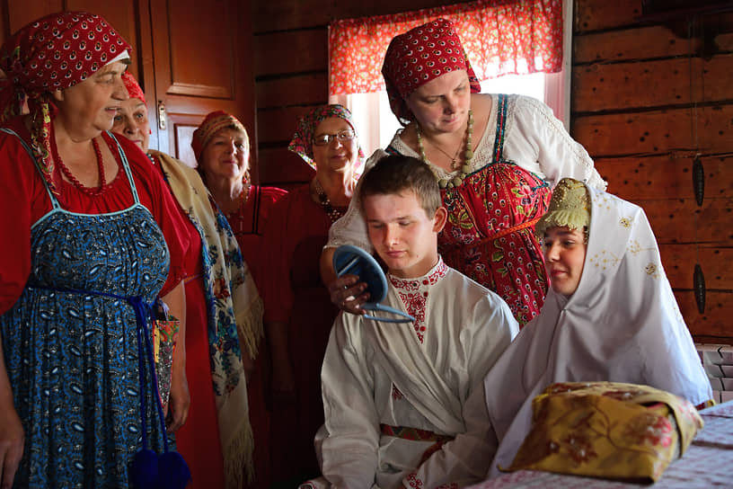 Жители деревни Погост во время традиционного свадебного обряда