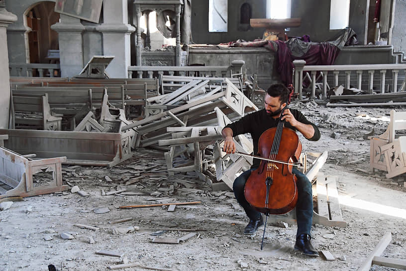 Бельгийский виолончелист армянского происхождения Севак Аванесян во время концерта в соборе Святого Христа Всеспасителя в Нагорном Карабахе 