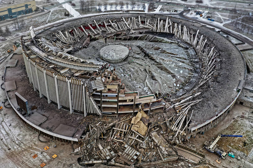 Последствия обрушения крыши спортивно-концертного комплекса «Петербургский» во время демонтажа здания 