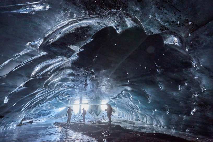 Ле Диабльре, Швейцария. Люди в ледяной пещере