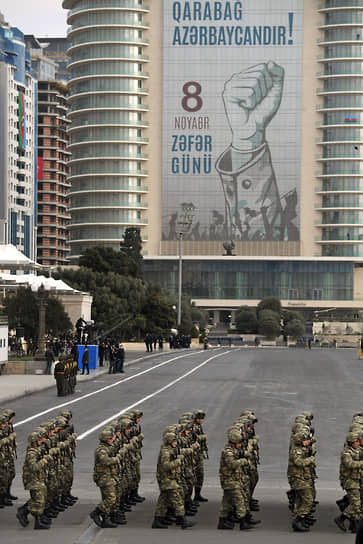 Азербайджанские военнослужащие во время парада