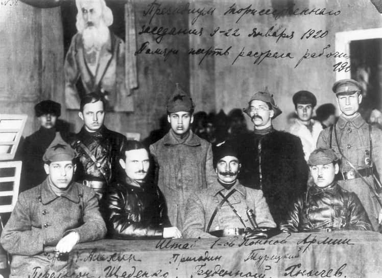 «Как раз Буденный (на фото — в центре) заканчивает работу по искоренению бандитизма, и его передвижение на Кавказ произвело бы чрезвычайно сильное впечатление на турецких правителей»