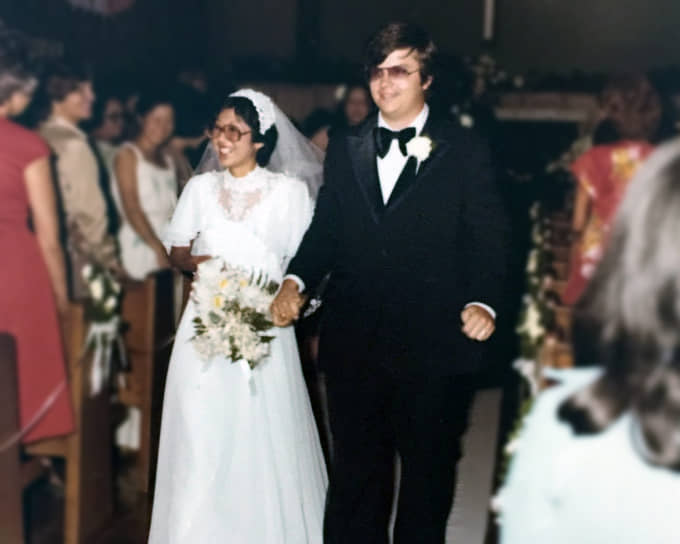 «Мы с Марком поженились 2 июня 1979 года. Вскоре Марк решил, что ему нужна работа с большей зарплатой. Он стал работать в больничной типографии». (Глория Чепмен, «Мой муж застрелил Джона Леннона»)