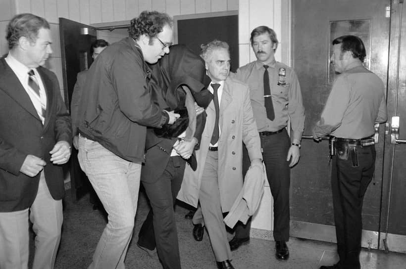 Полицейские доставили Марка Чемпена в полицейский участок. На тот момент, он был еще подозреваемым в убийстве Джона Ленона