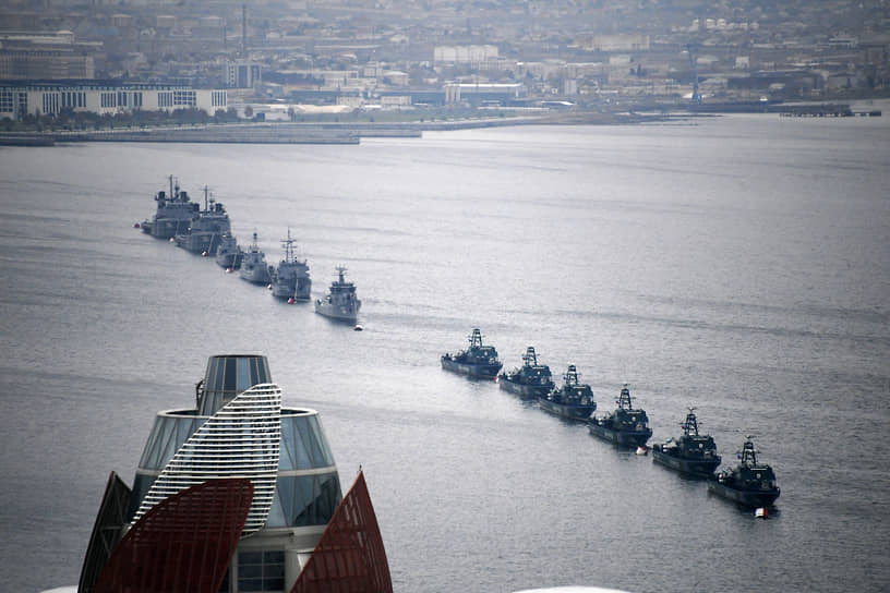 Азербайджан. Корабли ВМФ республики во время репетиции военного парада в честь окончания конфликта в Нагорном Карабахе