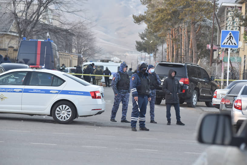 Оцепление у здания ФСБ в поселке Учкекен