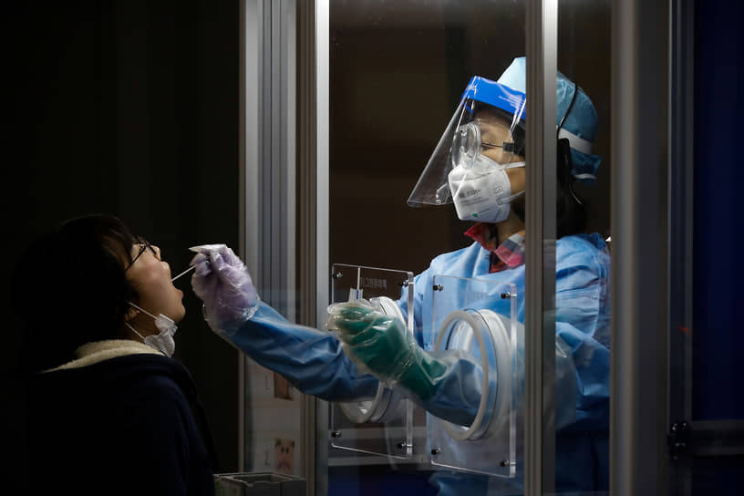 У женщины берут тест на коронавирус в Южной Корее