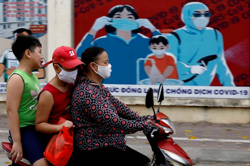 На улицах городов Вьетнама были развешаны плакаты с лозунгами вроде «Победим вирус, как мы победили захватчиков!»
