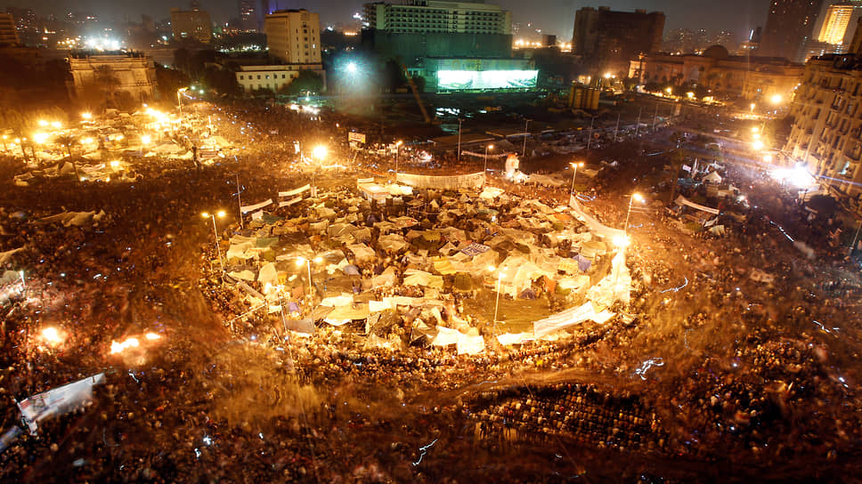 Протестующие на площади Тахрир в Каире празднуют отставку президента Хосни Мубарака, 2011 год