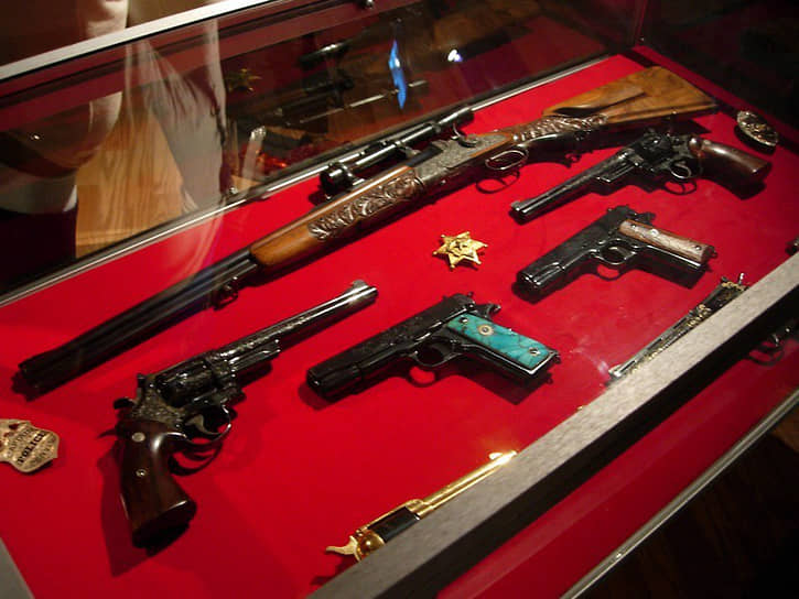В экспозиции дома-музея Элвиса Пресли в поместье Грейсленд представлена его коллекция оружия и полицейских жетонов