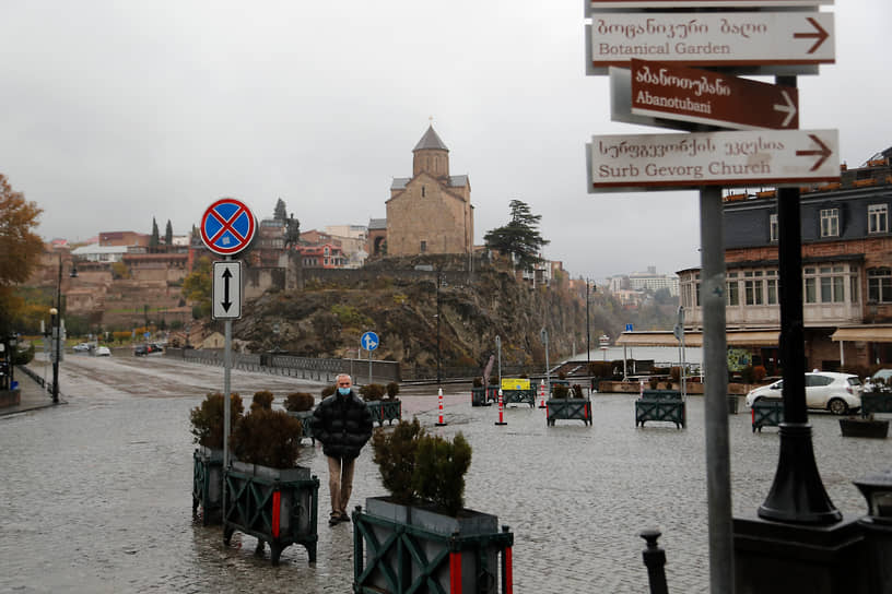 В Тбилиси политический кризис, плохая погода и после девяти вечера нельзя выходить на улицу