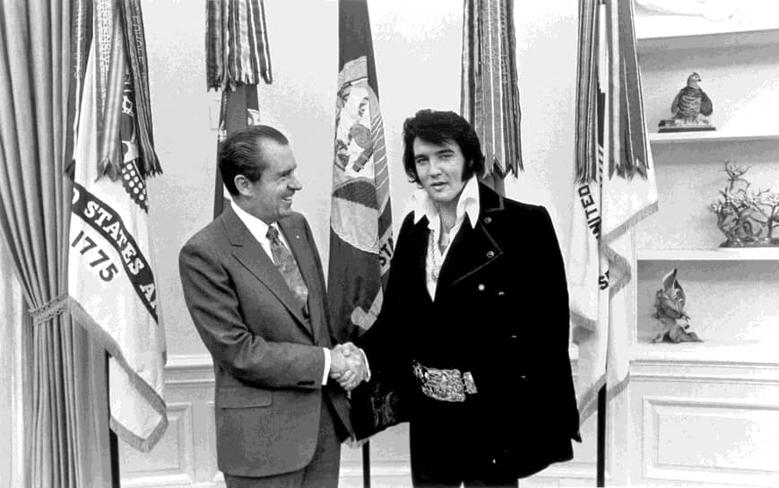 Президент США Ричард Никсон и певец Элвис Пресли во время встречи в Белом доме