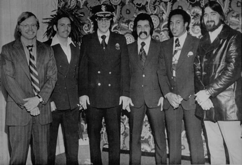 Почетный капитан полиции Денвера Элвис Пресли (третий слева) с друзьями. Слева от Пресли – детектив Рон Пьетрафесо, справа – сержант Роберт Кентвелл