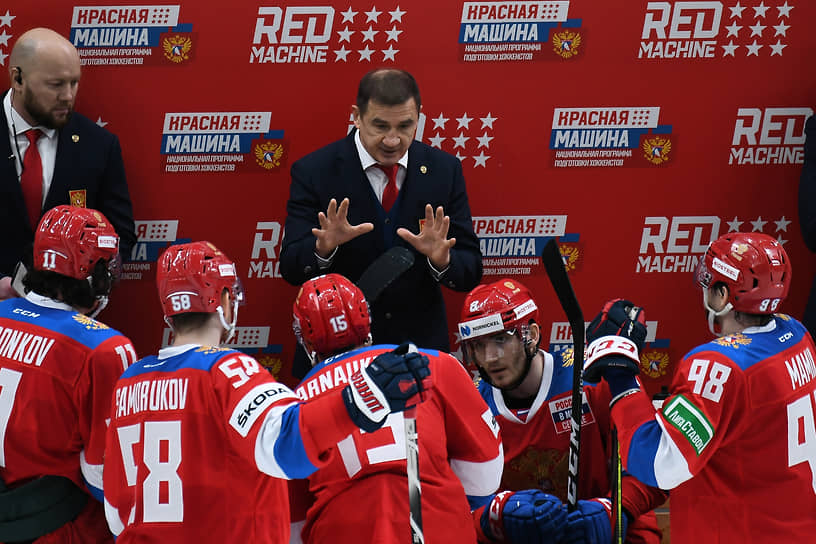 Главный тренер сборной России Валерий Брагин (в центре) 