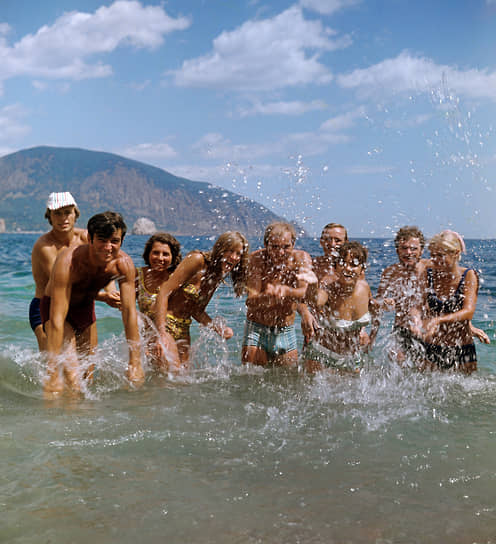 Отдыхающие на пляже в поселке Гурзуф, 1977 год
