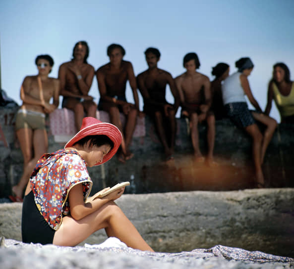 Юноши и девушки в международном молодежном лагере «Спутник», 1974 год