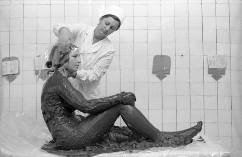 Оздоровительная процедура с использованием лечебной грязи в крымском санатории «Ударник», 1975 год