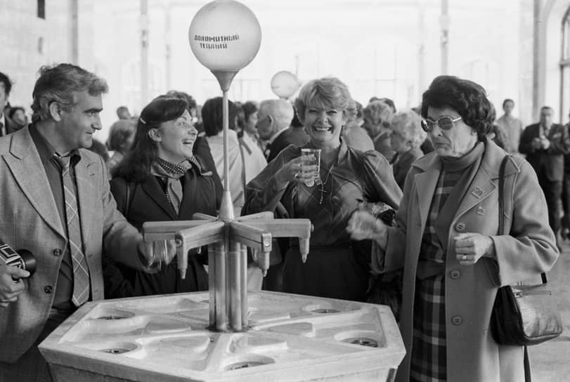 Члены делегации французского города Экс-ле-Бэн в питьевой галерее минеральной воды в Кисловодске, 1984 год