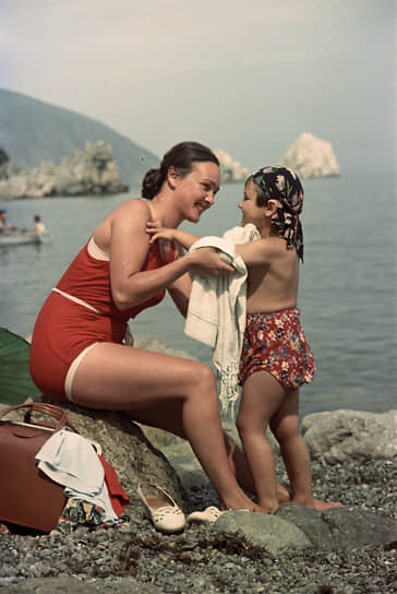 Жительница Забайкалья Валентина Драгунская с дочерью Татьяной на отдыхе в Крыму, 1954 год