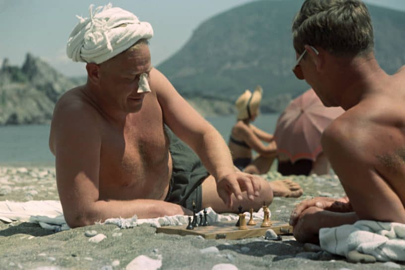 Шахматисты-любители на пляже в Крыму, 1954 год
