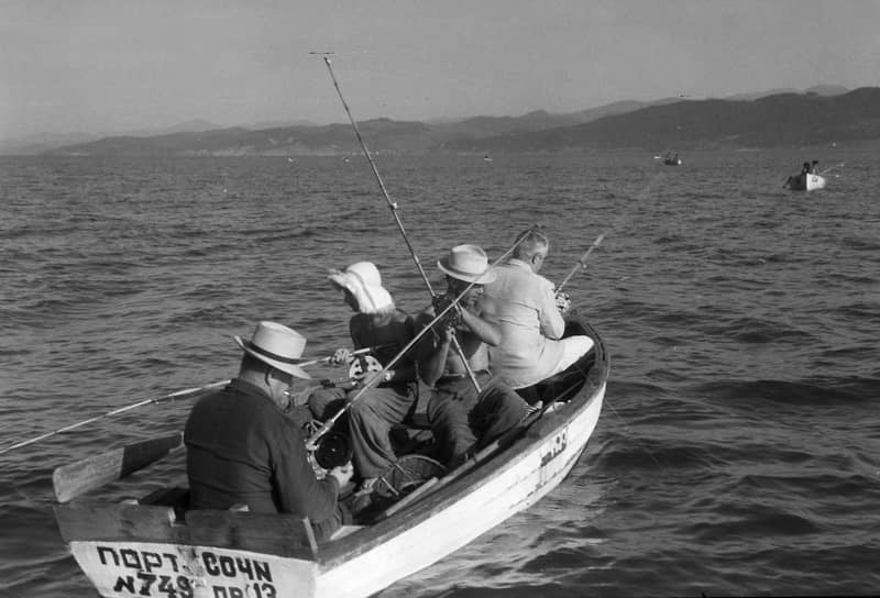 Отдыхающие в Сочи ловят в Черном море ставриду, 1954 год