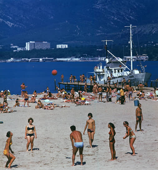 Игра в мяч на пляже у Черного моря, 1990 год