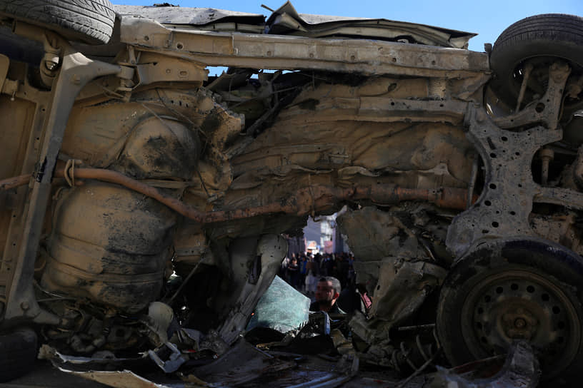 Кабул, Афганистан. Место взрыва бомбы на обочине дороги