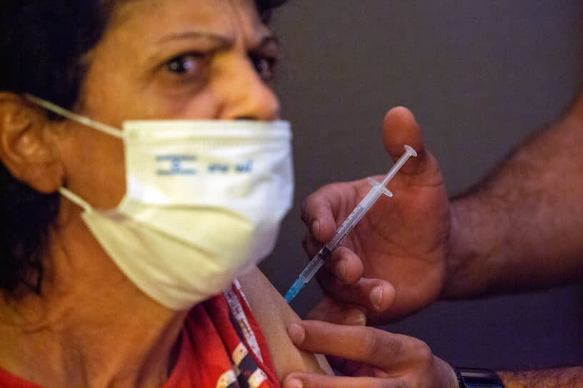 Ганей-Тиква, Израиль. Женщину в доме престарелых прививают вакциной компании Pfizer  