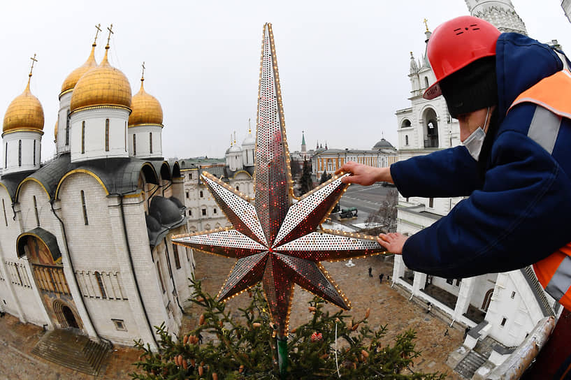 Москва, Россия. Украшение новогодней ели на Соборной площади в Кремле 