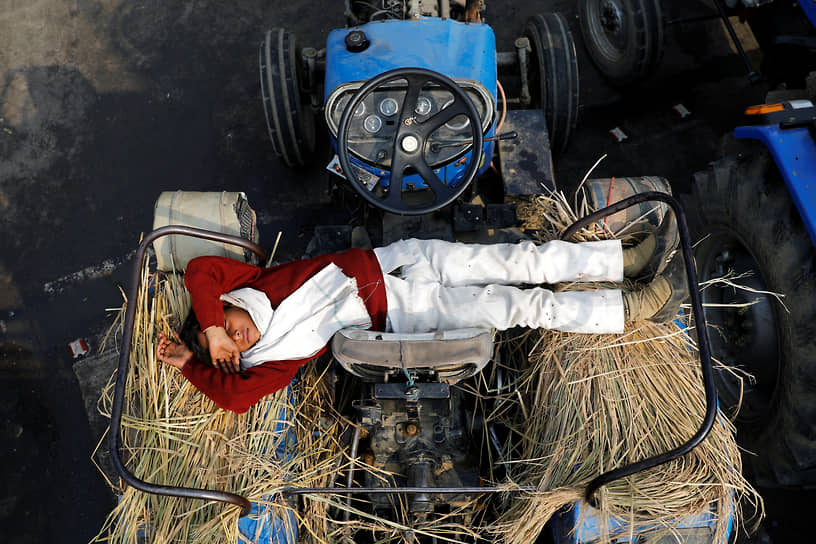 Газиабад, Индия. Мальчик отдыхает на тракторе рядом с местом, где проходит акция протеста фермеров