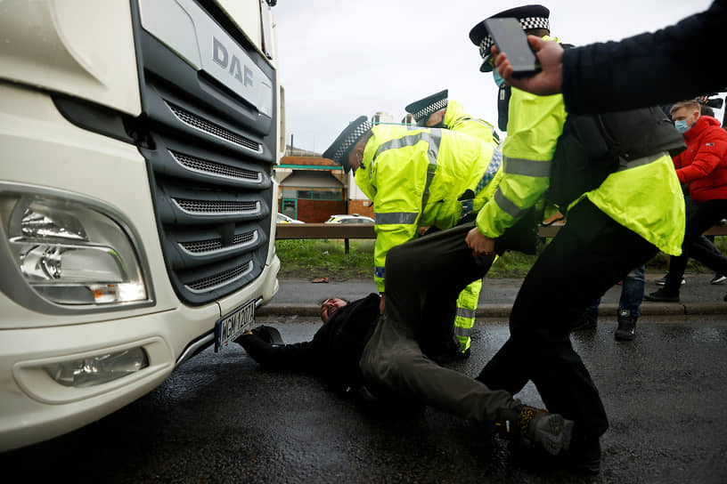 Дувр, Великобритания. Полицейские задерживают протестующего в порту, где из-за закрытия границы с Францией застряли несколько тысяч дальнобойщиков 
