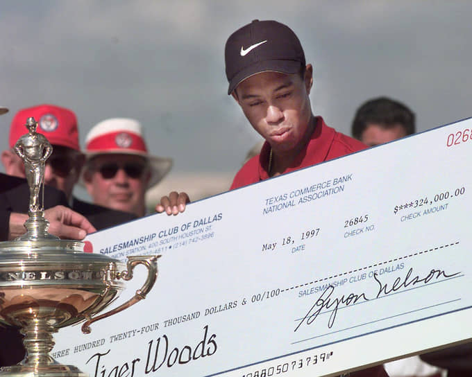 В 1997 году Тайгер Вудс впервые выиграл турнир из самой престижной в гольфе серии «мэйджор». С тех пор он выигрывал их еще 14 раз, что стало вторым лучшим результатом после американского гольфиста Джека Никлауса. Всего Вудс выиграл 82 турнира Профессиональной ассоциации гольфистов (PGA) — рекорд за всю историю гольфа 